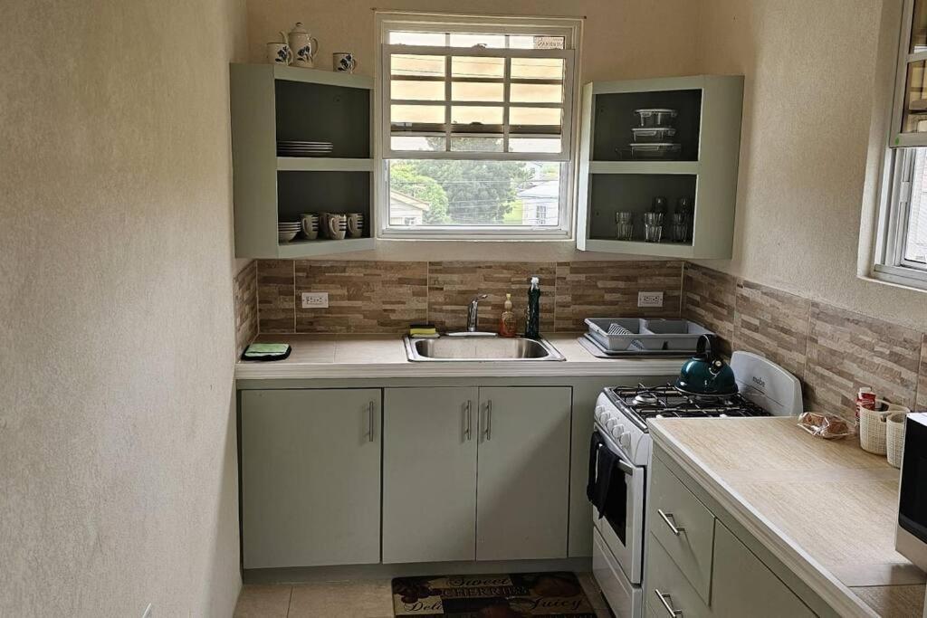Seclusion Studio Apartment. Saint Philip Ngoại thất bức ảnh