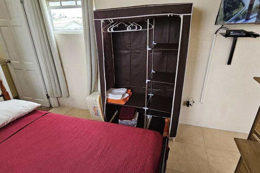 Seclusion Studio Apartment. Saint Philip Ngoại thất bức ảnh