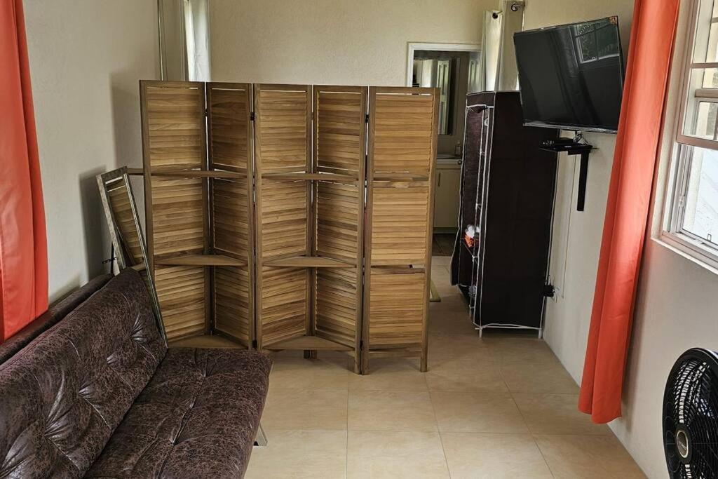 Seclusion Studio Apartment. Saint Philip Ngoại thất bức ảnh